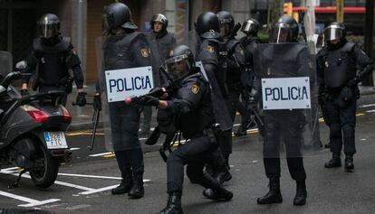 Operació policial l'1 d'octubre a l'escola Ramon Llull de Barcelona.