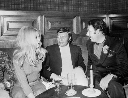 Brigitte Bardot y su marido de entonces, Gunther Sachs, junto a su gran amigo Alfonso De Hohenlohe, uno de los grandes impulsores de Marbella, en 1968.