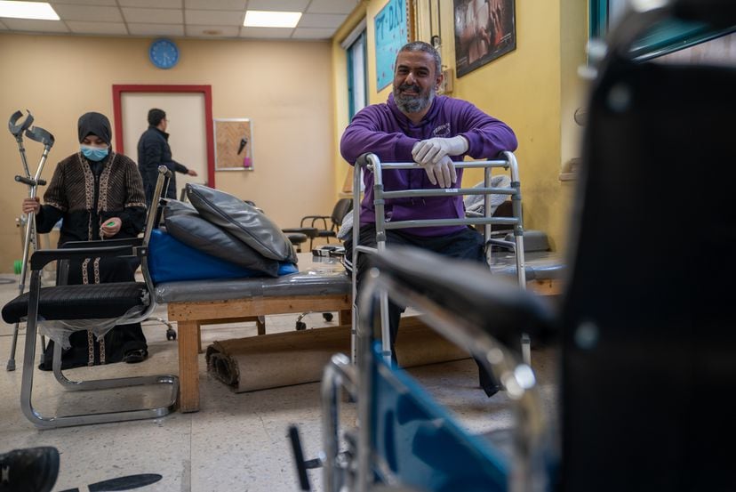 Dergham, iraquí de 42 años que perdió una pierna en un accidente, en el Hospital de Cirugía Reconstructiva de Amán. 