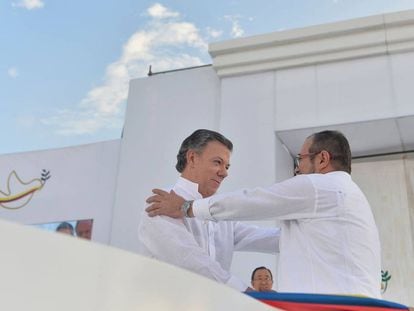 El presidente de Colombia, Juan Manuel Santos, y el l&iacute;der de las FARC,  Rodrigo Londono, firman la paz en Colombia.