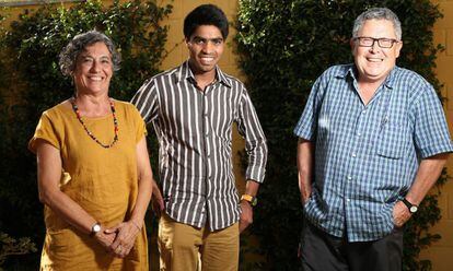 De izquierda a derecha, María Jesús Vals, Naveed Muhamad Jutt y Patxi Iriondo, en su casa de Aranjuez.