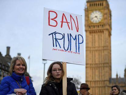 &quot;Prohibir a Trump&quot;, reza la pancarta de una manifestante frente a Westminster.