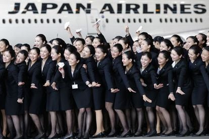 Las nuevas empleadas de Japan Airlines posan frente a una aeronave de la compa&ntilde;&iacute;a. 