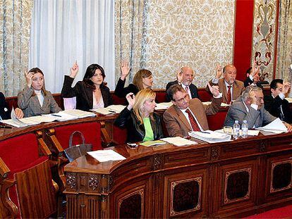 Los concejales del PP, ayer, durante la votación a mano alzada en el pleno del Ayuntamiento de Alicante.