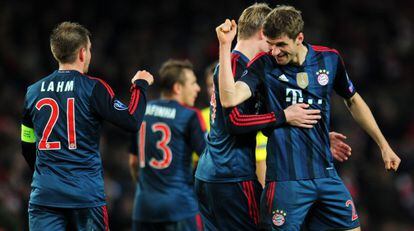 Müller celebra su gol con Lahm.