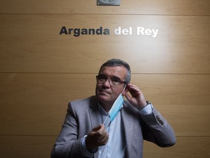 El socialista Guillermo Hita, alcalde de Arganda del Rey, en el salón de plenos del Ayuntamiento.