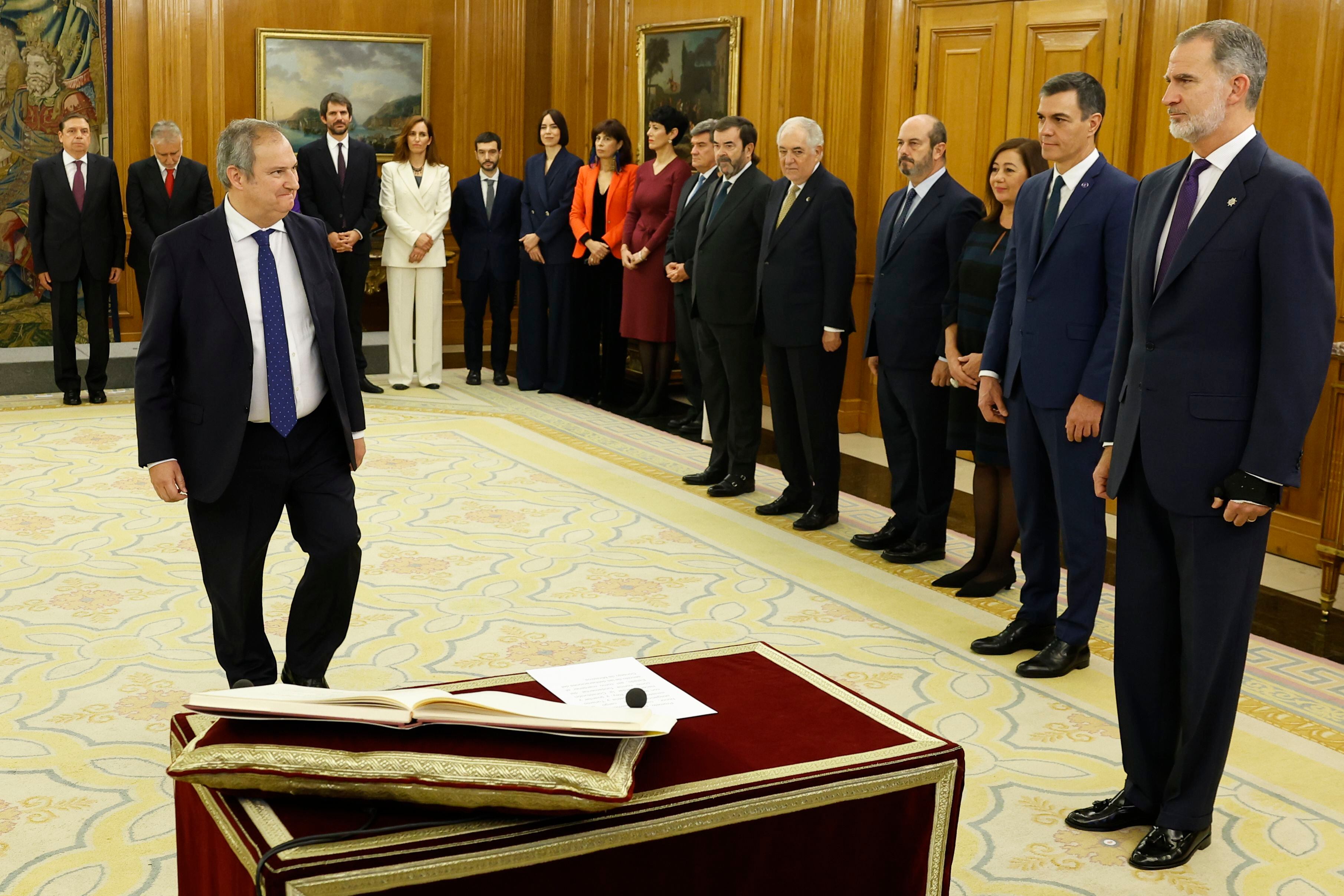 El nuevo ministro de Industria, Jordi Hereu, momentos antes de prometer el cargo ante el Rey.