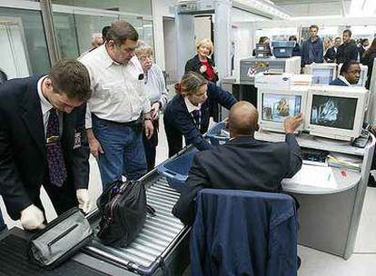 Unos pasajeros superan los controles de seguridad en el aeropuerto Charles de Gaulle de París.