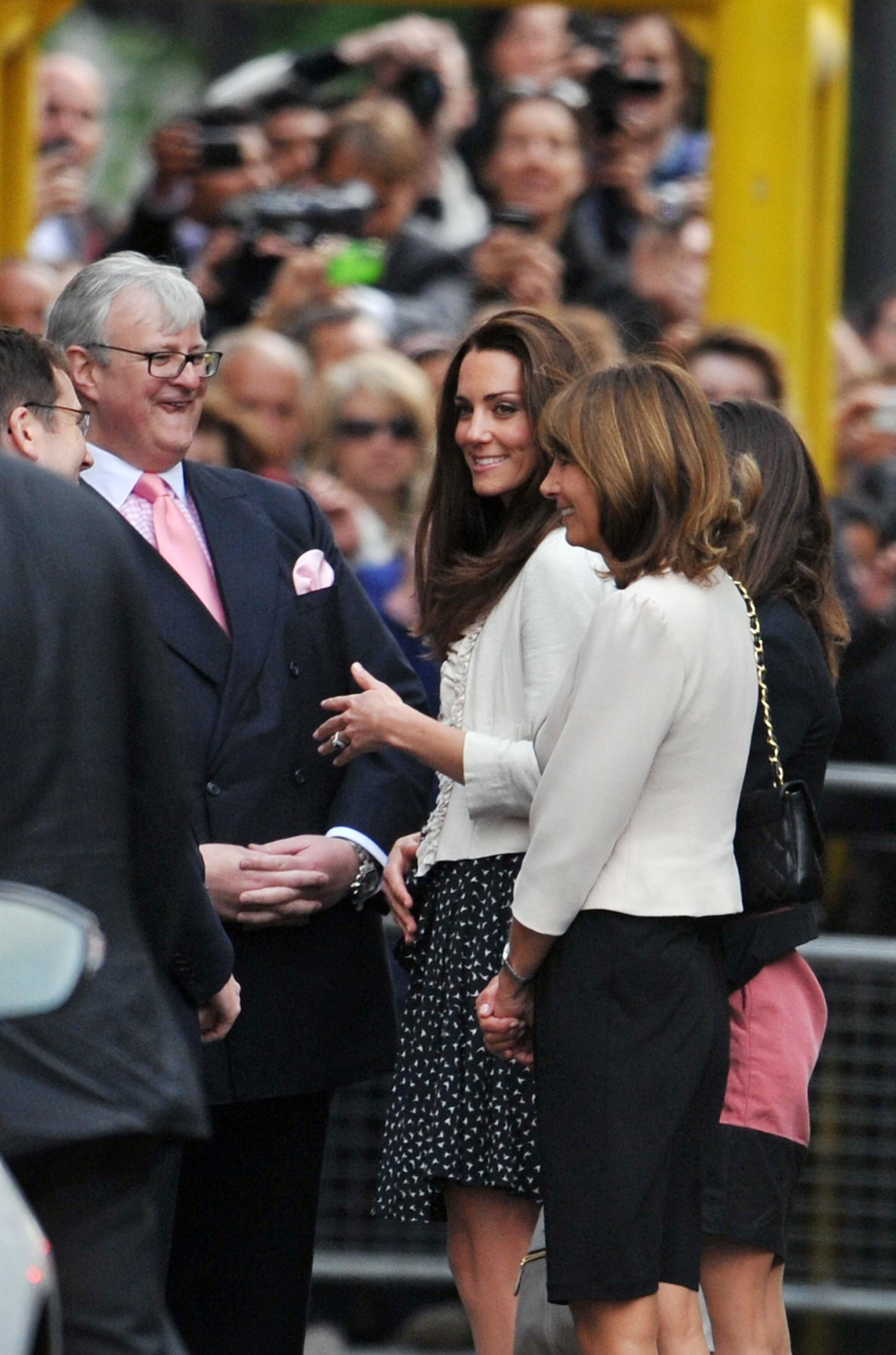 Kate Middleton, acompañada de su madre y de su hermana, a su llegada a The Goring el día antes de su boda con Guillermo de Inglaterra, en 2011.