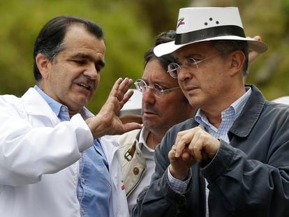 Oscar Iván Zuluaga (izquierda) y el expresidente Álvaro Uribe (derecha) en un evento de campaña en Bogotá en 2014.