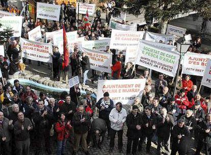 Varios participantes en la protesta contra la reintroducción de osos en los Pirineos que ha tenido lugar en Les (Lleida). Unas 500 personas han exigido que el programa europeo de repoblación se detenga, una reivindicación que también han asumido las instituciones comarcales del Vall de Aran.