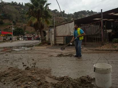 José Guzmán, habitante del cañón de Los Laureles, en Tijuana, realiza labores de limpieza tras una noche de lluvia, el 15 de noviembre de 2023.