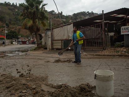 José Guzmán, habitante del cañón de Los Laureles, en Tijuana, realiza labores de limpieza tras una noche de lluvia, el 15 de noviembre de 2023.