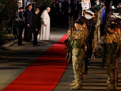 El Papa, recibido por el presidente de Chipre, Nikos Anastasiadis, este jueves en Nicosia.