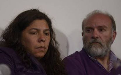 Andrera Antico y Sergio Maldonado, cuñada y hermano de Santiago, durante la rueda de prensa en Esquel.
