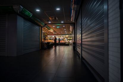 Pasillos del mercado de Torrijos, con gran parte de los comercios cerrados y sin actividad.