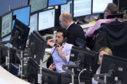 Varias personas trabajan en el índice selectivo DAX 30 de la bolsa de Fráncfort, Alemania.
