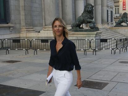 La exportavoz del Grupo Popular en la Cámara baja, Cayetana Álvarez de Toledo, este lunes frente al Congreso.