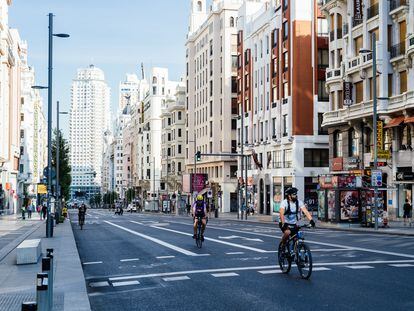 Ciclistas en Madrid en la calle Gran Vía durante el desconfinamiento