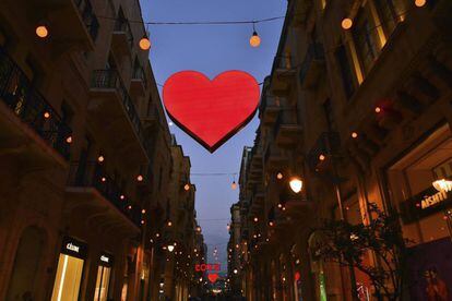 Varias luces decorativas con motivo del Día de San Valentín adornan un barrio de Beirut, Líbano.