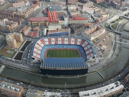 Vista aérea del Calderón, con la fábrica de Mahou detrás.