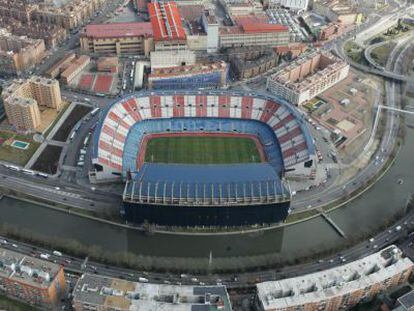 Vista aérea del Calderón, con la fábrica de Mahou detrás. / RICARDO GUTIÉRREZ