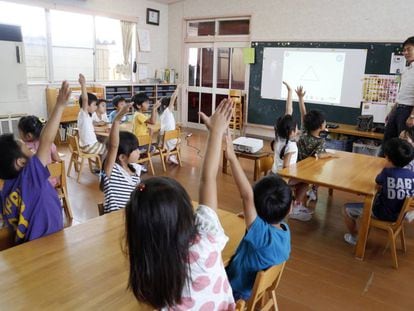 Un grupo de niños reciben un curso de tecnología en una escuela de Tokio.