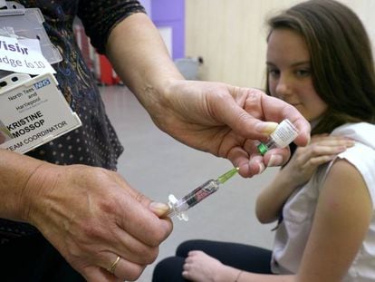 Una adolescente de 15 años se vacuna contra el sarampión, en Teesside (Inglaterra).