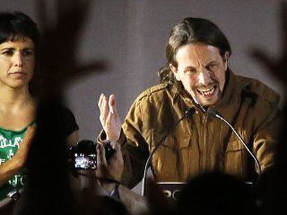 Pablo Iglesias, dirigente de Podemos, comparece tras las elecciones europeas en mayo junto a Teresa Rodríguez.