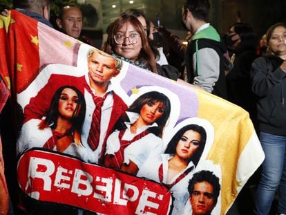 Fanáticos de la banda mexicana RBD reunidos el 19 de enero, cuando se anunciaron las fechas de presentación del grupo musical en Ciudad de México.