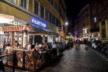 Una calle de Roma llena de terrazas el 7 de junio de 2021, cuando se pospuso el toque de queda hasta la medianoche. 