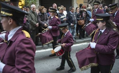 Tamborileros de todas las edad, durante la Semana Sana en Barcelona.