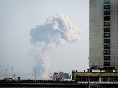 Un columna de humo en Brazzavile vista desde Kinshasa, a cuatro kil&oacute;metros.