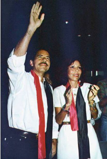 Daniel Ortega nombrado oficialmente candidato a la presidencia junto a su esposa Rosario Murillo en 1996.