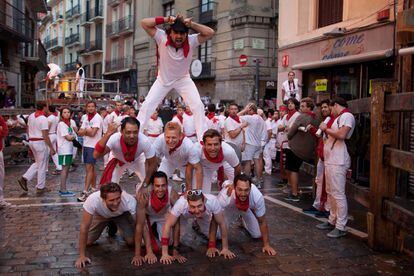 Miles de aficionados y turistas acuden a las fiestas de Pamplona. Son días de auténtico alboroto en la ciudad, actos por la mañana, encierros, y mucha fiesta durante la noche.