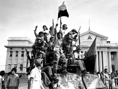 Fuerzas sandinistas celebran la victoria contra la dictadura de Somoza en Managua, el 20 de julio de 1979.