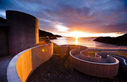 <b>PARADOR DE SELVIKA, HAVØYSUND (NORUEGA)/ REIULF RAMSTAD ARKITEKTER. </b>Un mirador a ras de suelo. El trazado ondulado de sus rampas ralentiza el camino a la playa, cambia la perspectiva sobre el lugar y hace del arenal un territorio accesible para todos. El proyecto, del estudio noruego de Reiulf Ramstad, fue terminado en 2012 e incluye un edificio con baño y una zona de picnic.