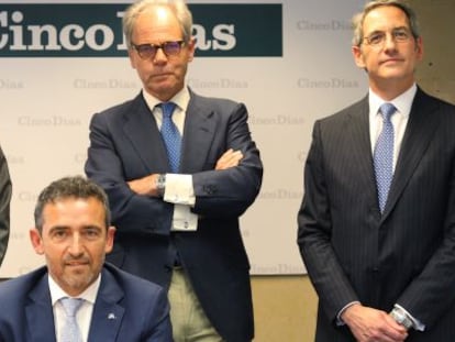 De pie, Borja Pe&ntilde;as de Bustillo (socio de KPMG), Ignacio Eyries (director general de Caser), Jos&eacute; Gabriel Puche (socio de Deloitte). Sentado, &Aacute;lvaro Garc&iacute;a Di&eacute;guez (director general de Abanca Seguros).