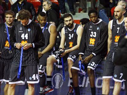 Los jugadores Bilbao Basket tras perder el partido ante el Lokomotiv.