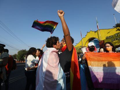 Integrantes de la comunidad LGBT en una manifestación afuera del parque de diversiones Six Flags.