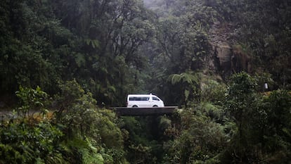 Un vehículo transita el tramo de el 'puente del Diablo' en la carretera de Los Yungas, Bolivia, el 7 de junio de 2022