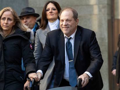Harvey Weinstein, tras dejar los tribunales de Nueva York, en una imagen de archivo.