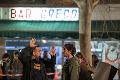 Nacho Vigalondo (izquierda) dirige al actor Quim Gutiérrez durante el rodaje de uno de los primeros capítulos de 'El vecino'.