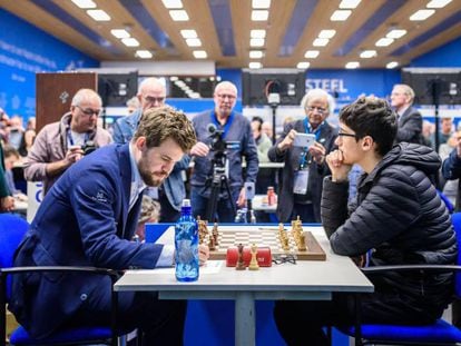 Carlsen y Firouzja en los prolegómenos de su partida del pasado enero en Wijk aan Zee (Países Bajos)
