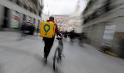 Un repartidor de Glovo en bicicleta en el centro de Madrid.
