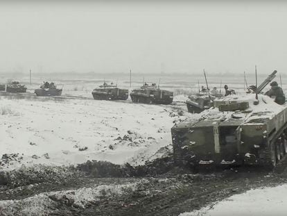 Vehículos militares rusos en maniobras, el pasado 26 de enero en la región de Rostov, en imágenes facilitadas por el Ministerio de Defensa de Rusia.