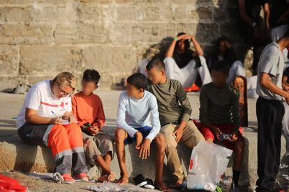 Un grupo de menores es atendido por Cruz Roja tras llegar al puerto de Algeciras en patera el pasado agosto de 2017.