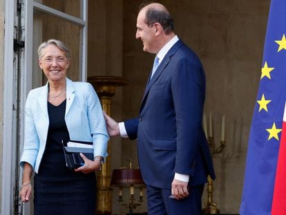 Jean Castex da la bienvenida a su sustituta, la nueva primera ministra de Francia, Elisabeth Borne, en Matignon, este lunes.