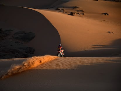 Toby Price, a lomos de su KTM durante la segunda etapa del Dakar.