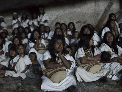 Integrantes de la comunidad arhuaco durante la proyección de una película, en noviembre de 2022.